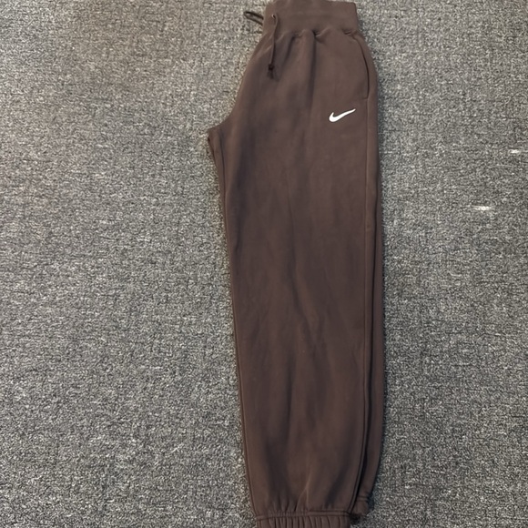 Womens Nike sweatsuit 
Size Med top
Size SM bottom - Picture 4 of 6